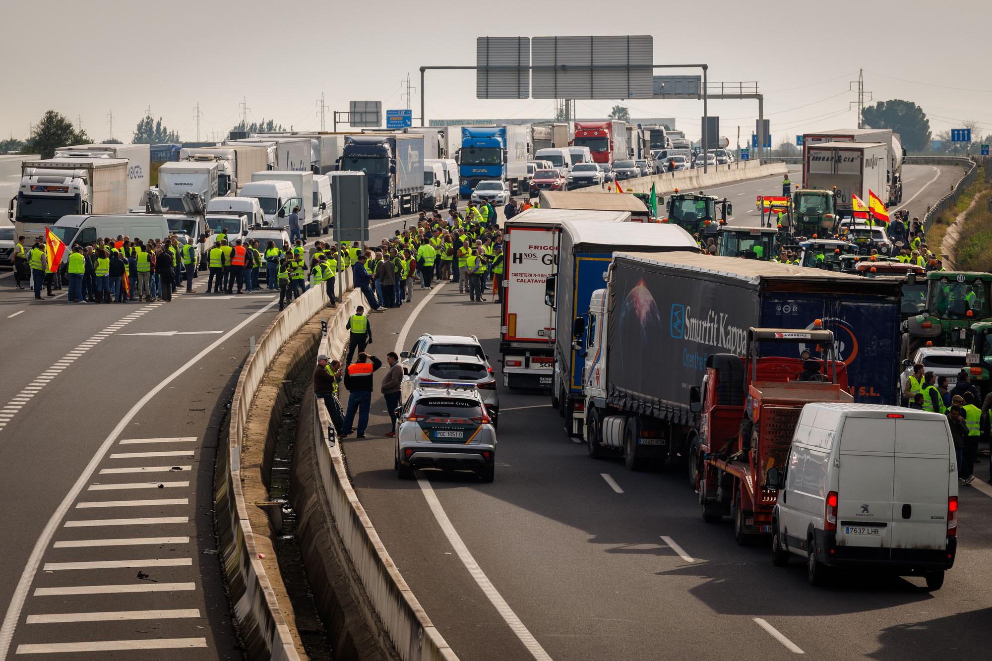 Los agricultores cortan los principales accesos a Sevilla por carretera