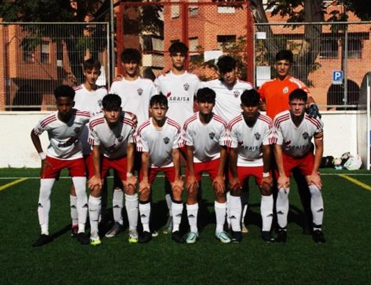 David Alonso, detrás, en el centro de la formación inicial del equipo cadete del Atlético San Blas.