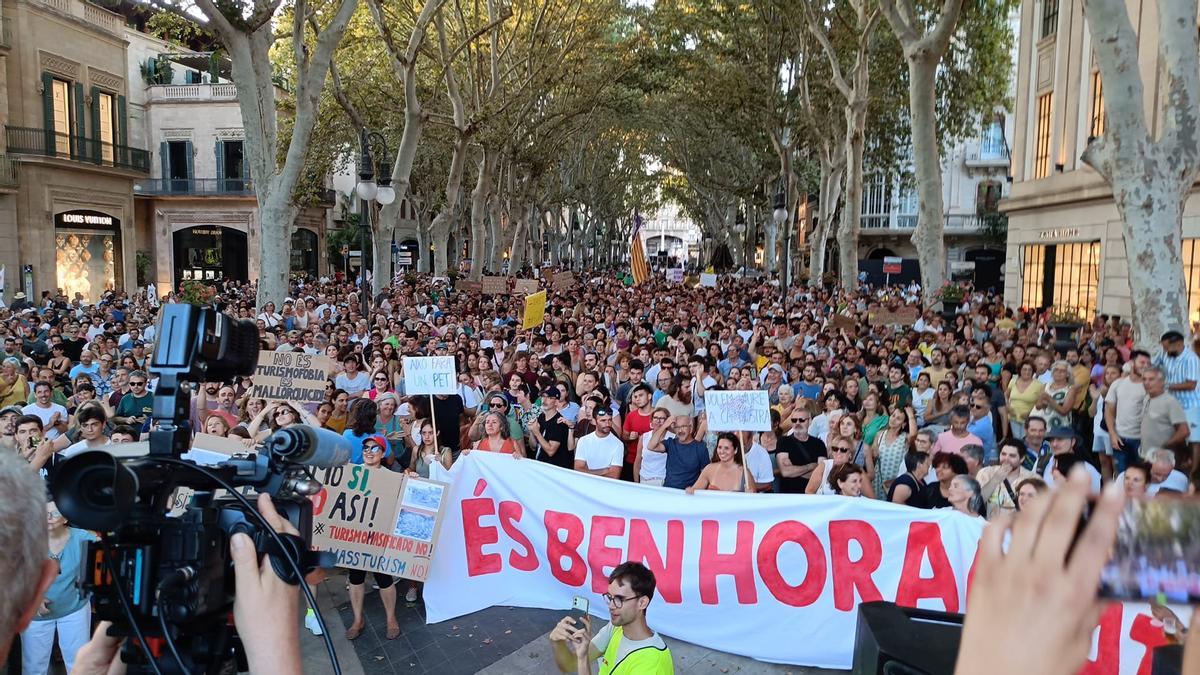 Miles de personas abarrotan el Borne.