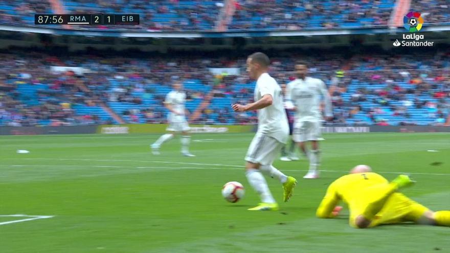 Benzema rescata al Madrid ante un Eibar que acabó desfondado