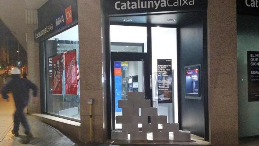 Porta tapiada simbòlicament de la sucursal a la plaça de Crist Rei de Manresa