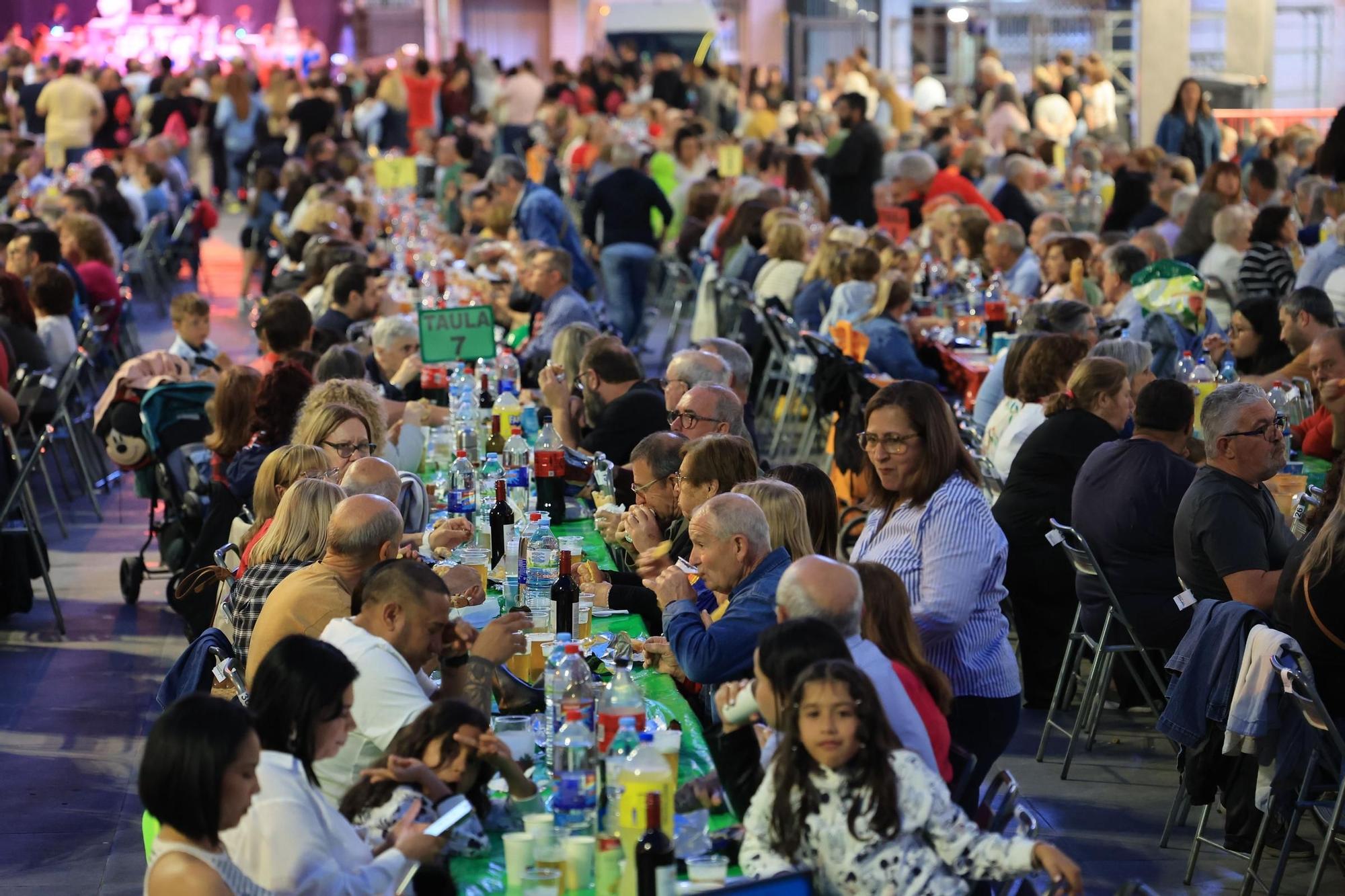 Búscate en la galería de fotos del Macrosopar de Veïns de las fiestas de Vila-real