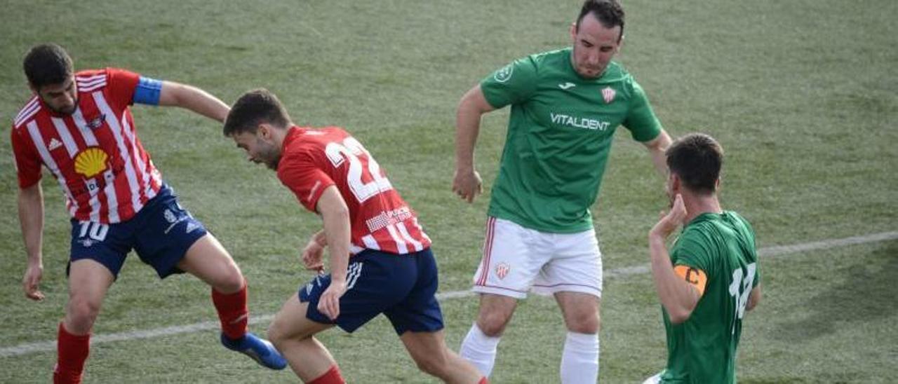 Mauro y Ube pugnan por el balón con dos futbolistas del Sofán. |  // GONZALO NÚÑEZ