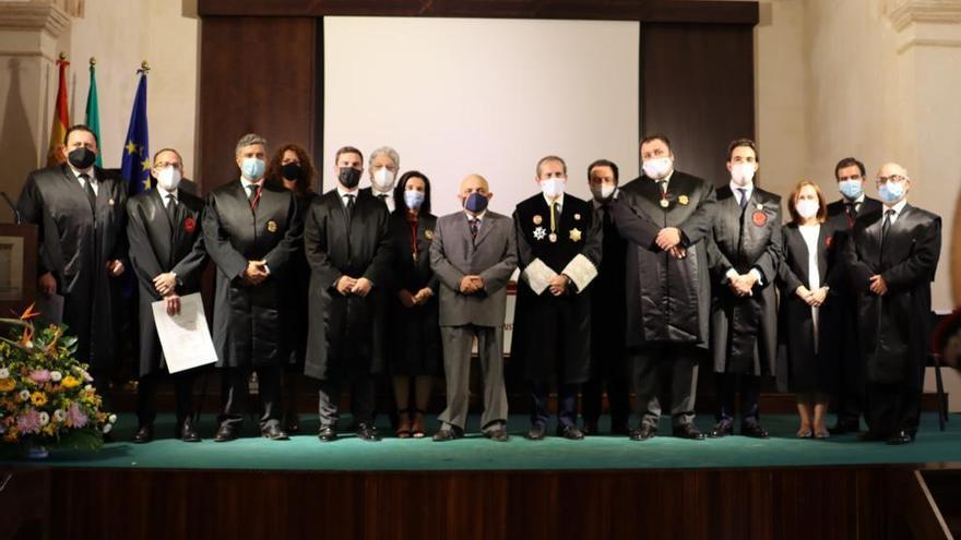 Foto de familia del día de la Patrona de los Abogados en Ronda.