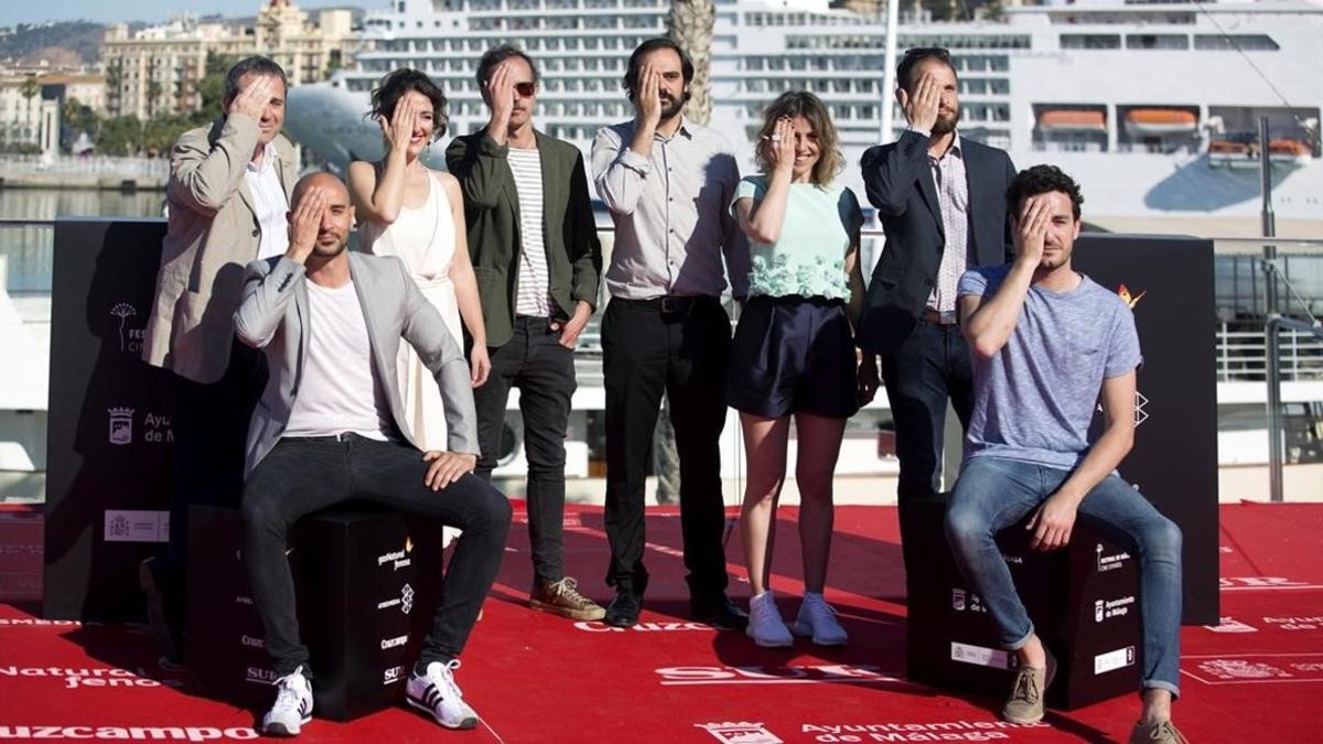 El equipo de 'El rey tuerto' posa ante la prensa, en el festival de Málaga.