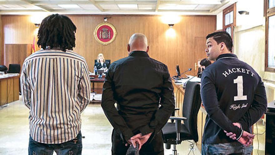Los tres procesados, dominicanos de entre 29 y 39 años, ayer en el juicio en la Audiencia de Palma.