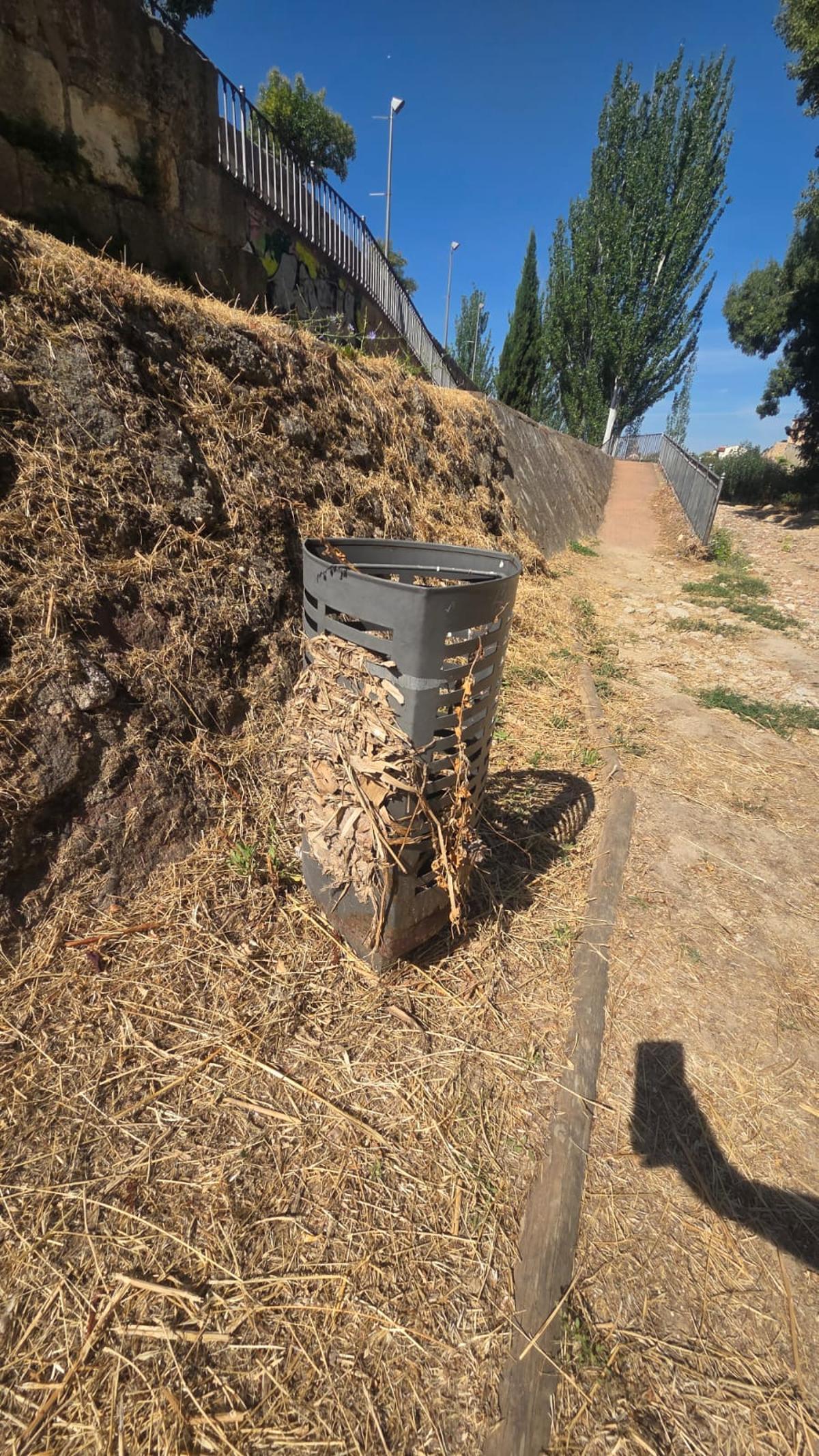Una papelera del paseo fluvial de la margen izquierda.