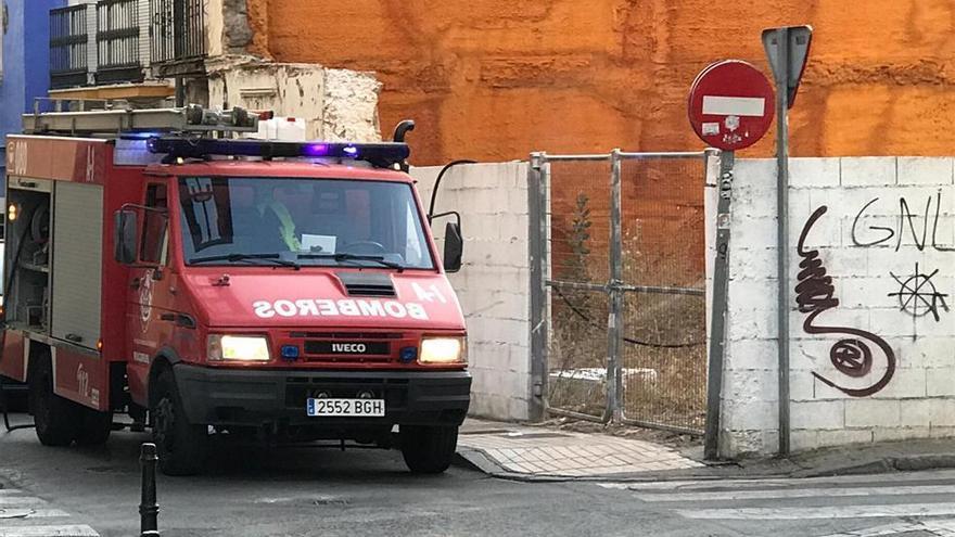 Los bomberos apagan un colchón ardiendo en un solar de Santo Domingo en Badajoz