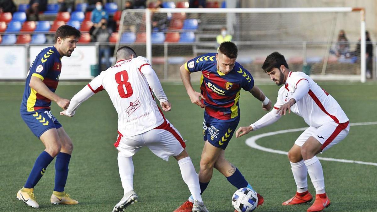 Jonathan Dubasin intenta una filigrana entre dos jugadors de La Nucia ahir al Municipal.