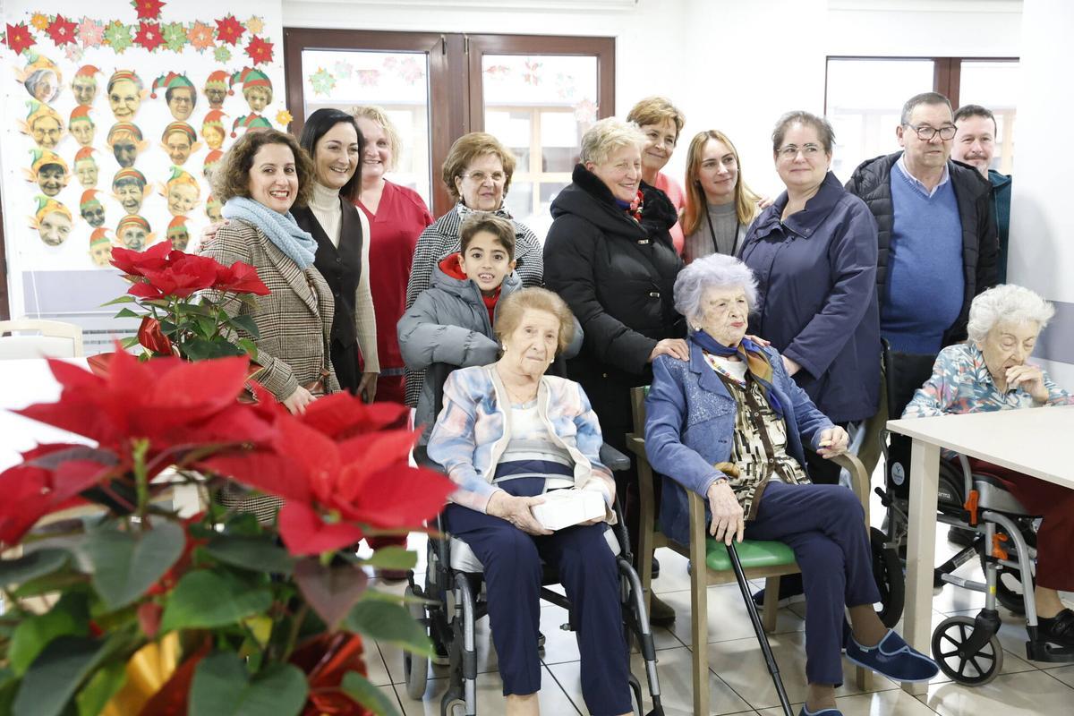 Celebración en una residencia de mayores de Gijón.
