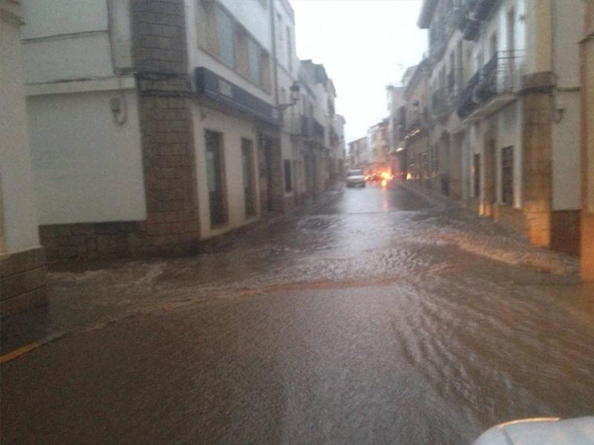 Una tromba de agua inunda Cáceres