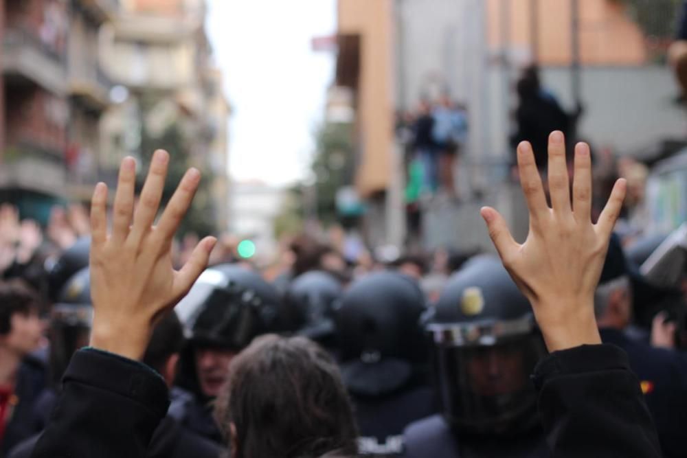 La Policia Nacional desallotja el col·legi Verd de Girona