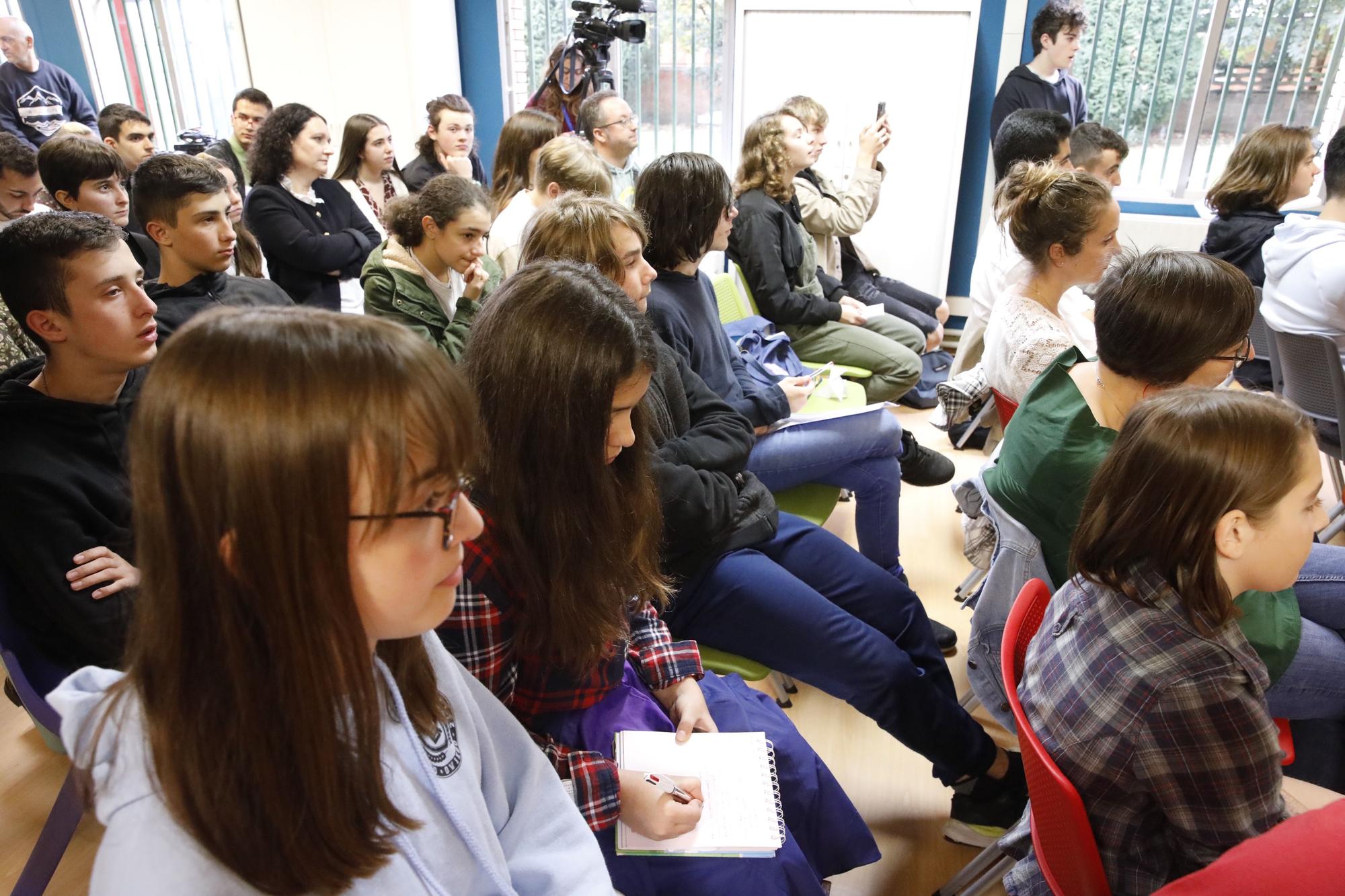 EN IMÁGENES: Así fue la visita de Adam Michnik al instituto de Roces en Gijón