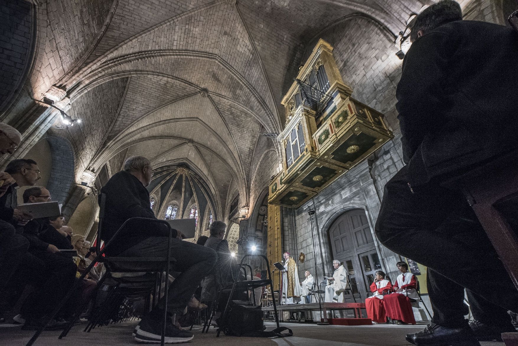 Una catedral plena a vessar dona la benvinguda al renovat orgue de Solsona