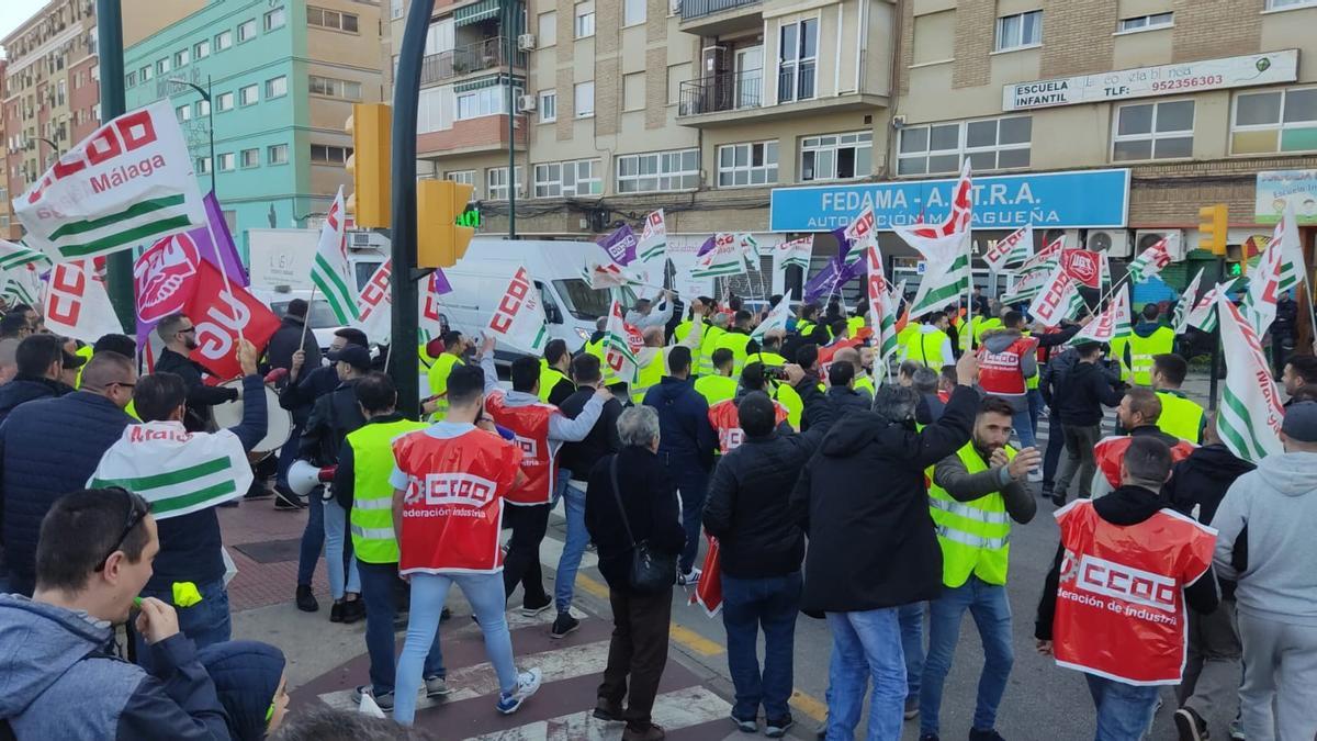 Según los sindicatos convocante, CCOO y UGT, unos 800 trabajadores se han concentrado en esta jornada de huelga a las puertas de la patronal del sector de la automoción en Málaga, Fedama.