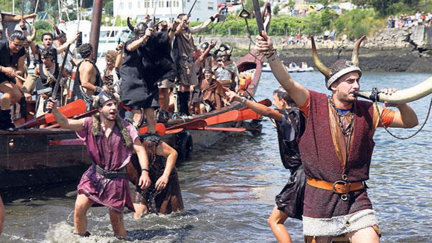 El desembarco de los vikingos ante las Torres do Oeste, en Catoira.  //  Muñiz