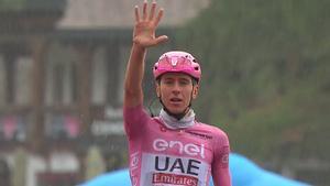 Tadej Pogacrar celebra su victoria en la 16ª etapa del Giro de italia.