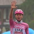 Tadej Pogacrar celebra su victoria en la 16ª etapa del Giro de italia.