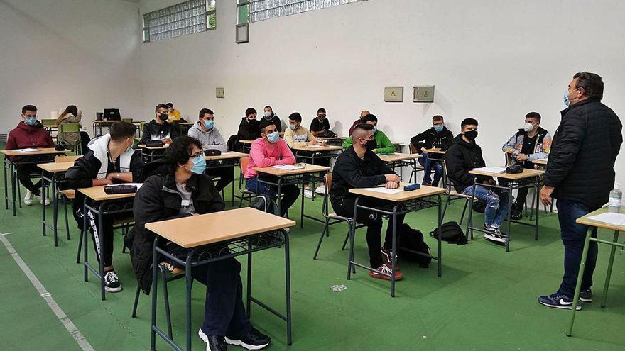 Un docente y alumnos de Electromecánica, ayer, estrenando un aula sin paredes en el pabellón 3.