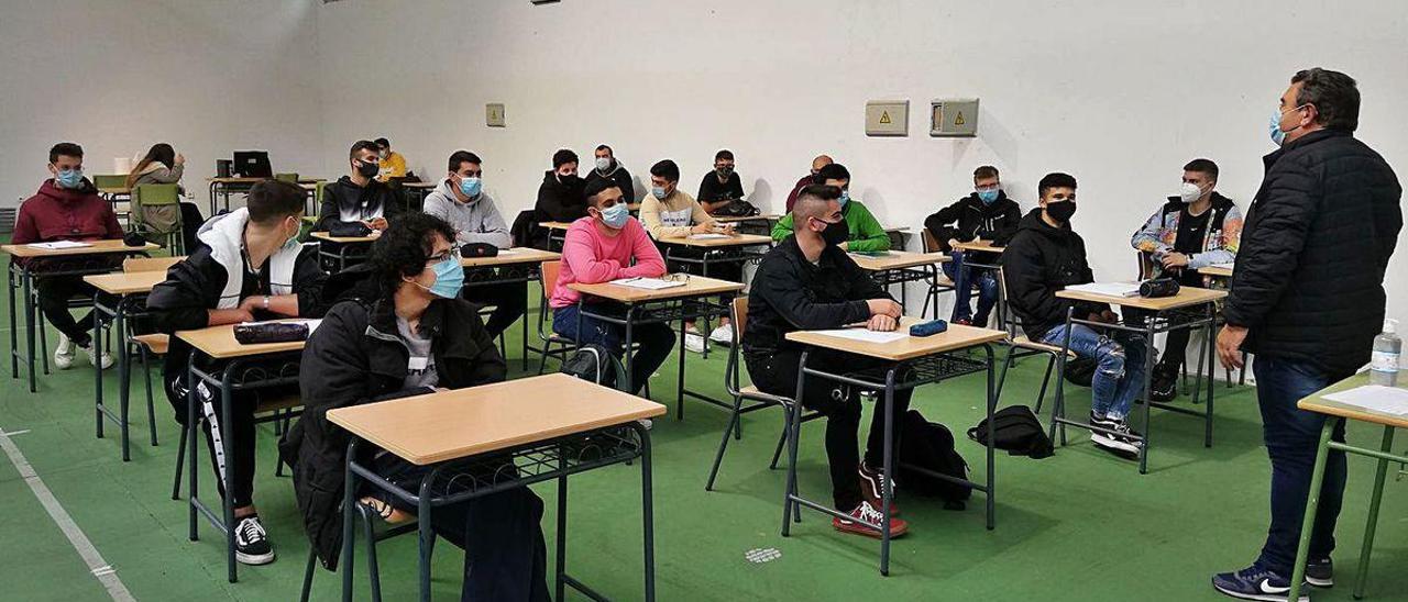 Un docente y alumnos de Electromecánica, ayer, estrenando un aula sin paredes en el pabellón 3.