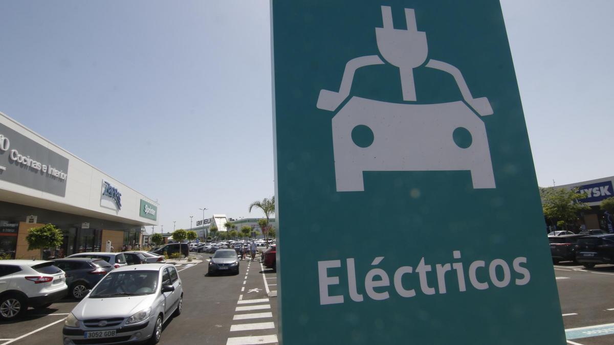 Puestos de recarga de coches electricos en el Parque comercial Patios de Azahara.