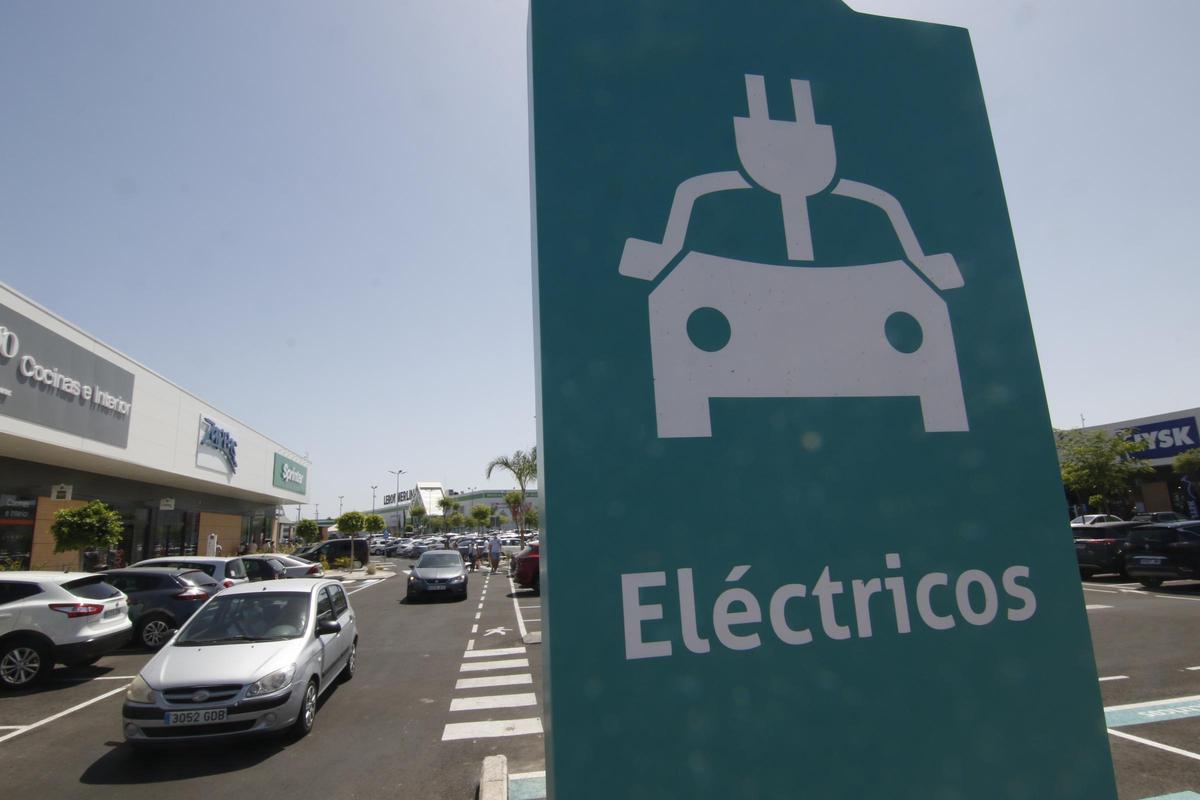 Puestos de recarga de coches electricos en el Parque comercial Patios de Azahara.