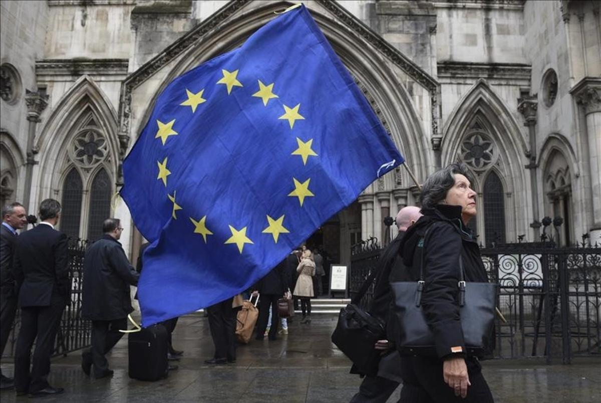 Ciudadanos británicos pro Unión Europea se manifiestan en Londres, este lunes.