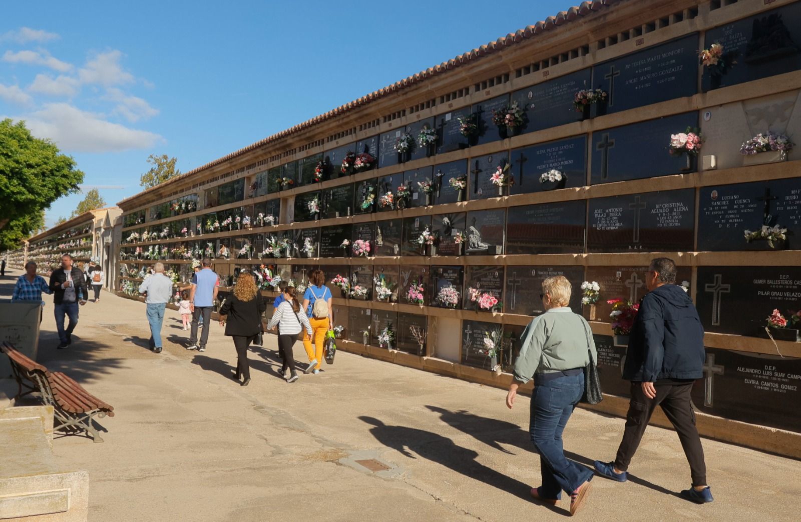 Los valencianos adelantan su visita al cementerio para evitar aglomeraciones