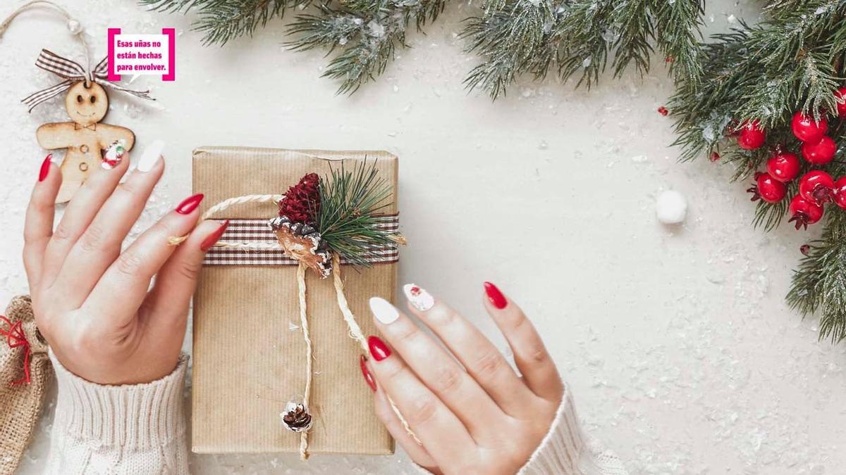 Envolver regalos con uñas de Rosalía