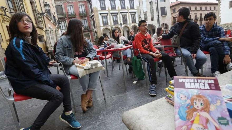 Asistentes al taller sobre dibujo manga, ayer, en la plaza Carlos Lobo.