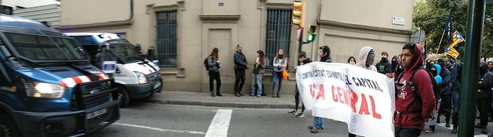 Protesta dels CDR a Girona en el marc de la vaga general