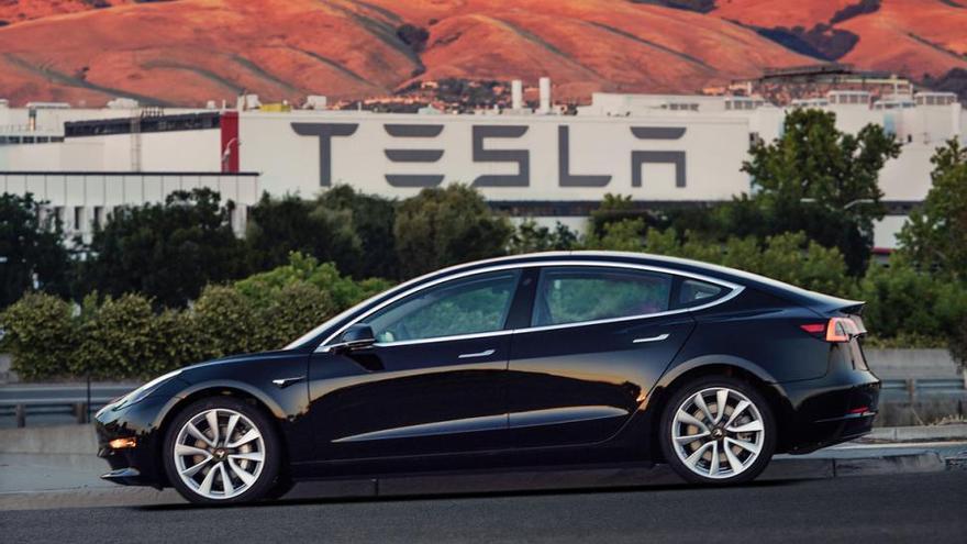 Tesla emitirá deuda por 1.272 millones para financiar el Model 3