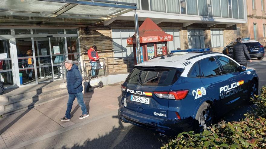 Dos patrullas policiales ante el centro de salud Virxe Peregrina, uno de los «puntos calientes» de Pontevedra.
