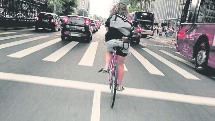 &quot;Bicicletas vs coches&quot; defensa un model sostenible per a les ciutats