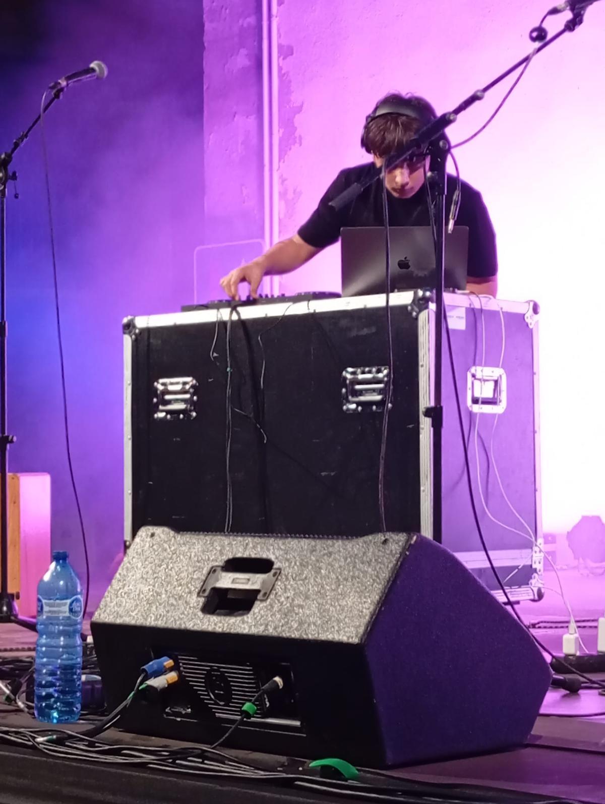 Sessió de DJ en una de les actuacions nocturnes de la Festa del Roser