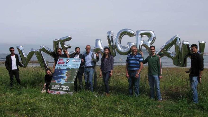 Tras la presentación, alcalde y equipo organizador visitaron el lugar de celebración del festival. // FdV