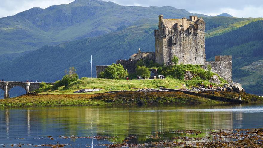 Castillo de Eilean Donan en el Lago Duich, Escocia (Reino Unido)