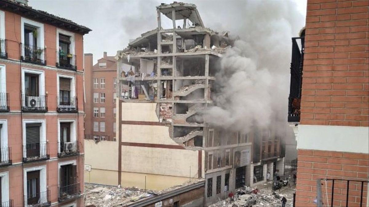 Una potente explosión derrumba un edificio en el centro de Madrid