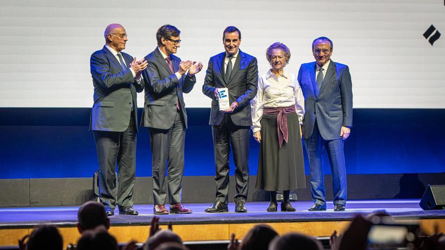 Toni Ruiz, consejero delegado de Mango, recibe el premio de manos de Josep Oliu, Salvador Illa, Arantza Sarasola y Javier Moll
