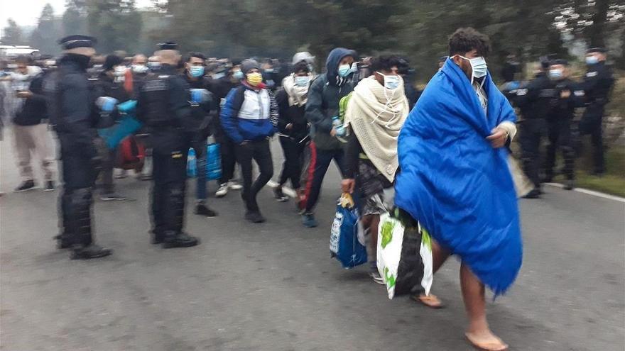 La policía desmantela un campamento con cientos de migrantes en Calais (Francia)