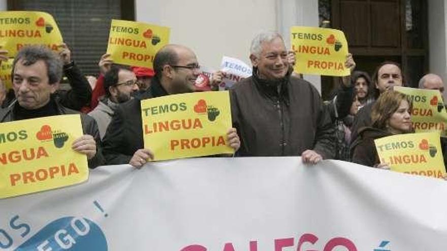 Manifestantes contra el Valedor, ayer, en Santiago. / xoán álvarez