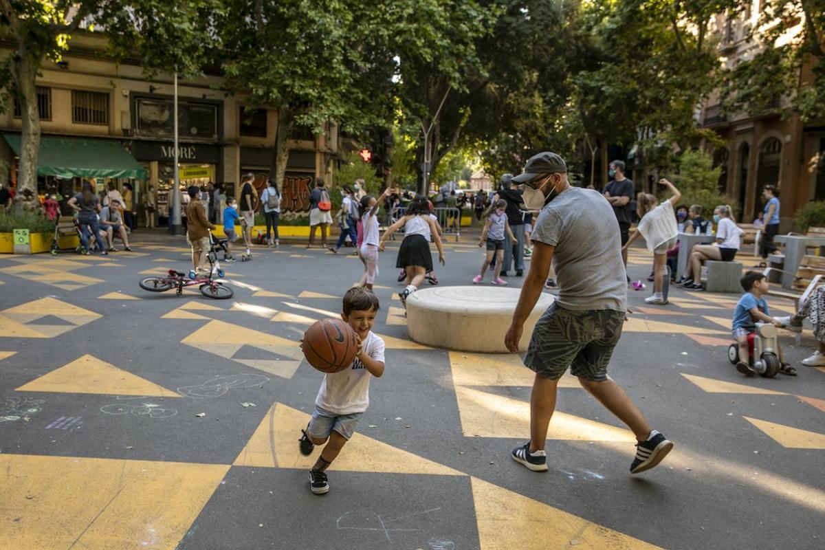 Personas en una zona pacificada de la ciudad.