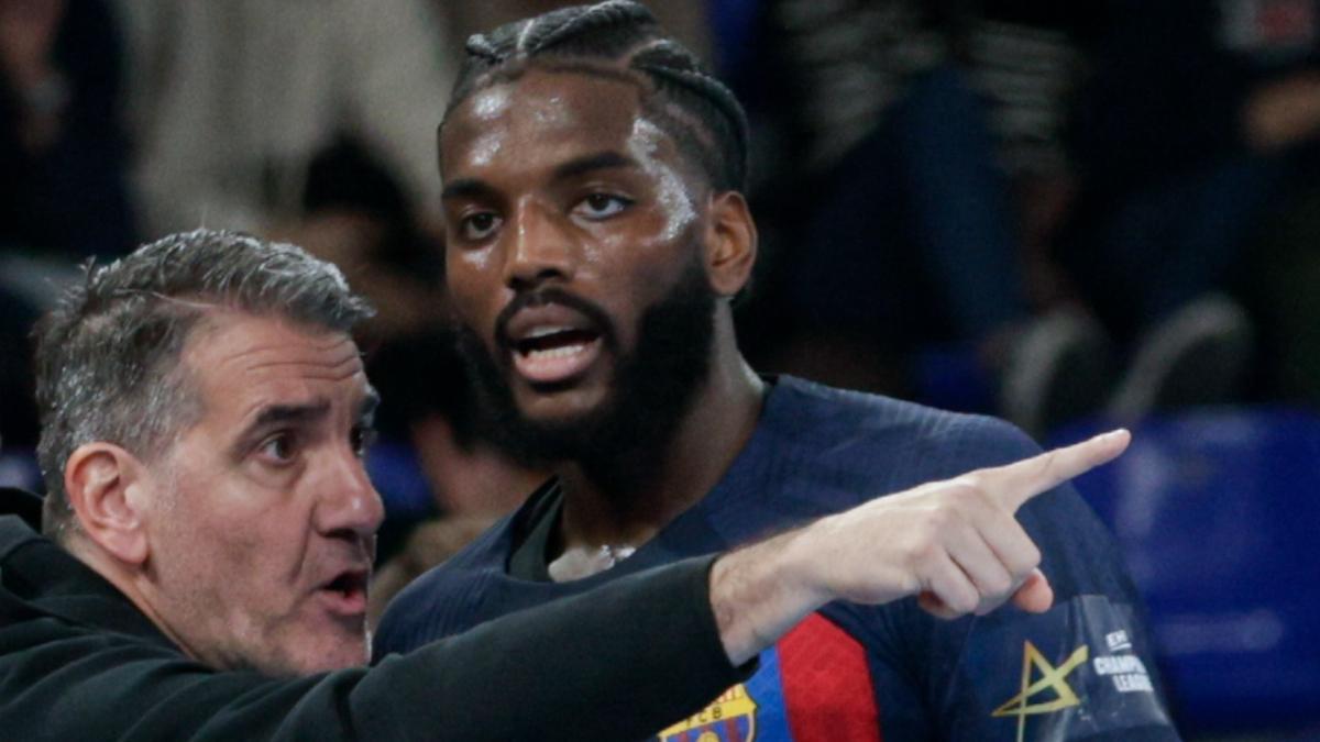 Carlos Ortega da instrucciones a Dika Mem en un partido