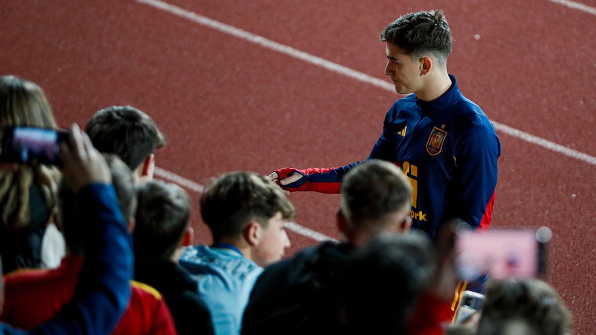 Gavi, un ídolo de masas en el primer entrenamiento de Luis de la Fuente