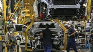 Trabajadores en las líneas de Ford Almussafes, en una imagen de archivo.