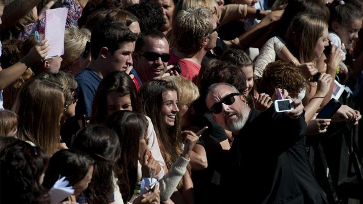 El director Álex de la Iglesia se hace una foto con sus fans, ayer en San Sebastián.