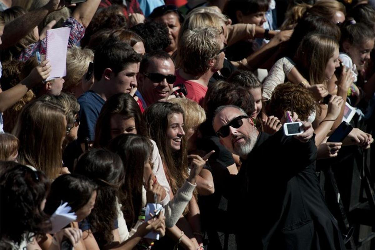 El director Álex de la Iglesia es fa una foto amb els seus fans, ahir a Sant Sebastià.