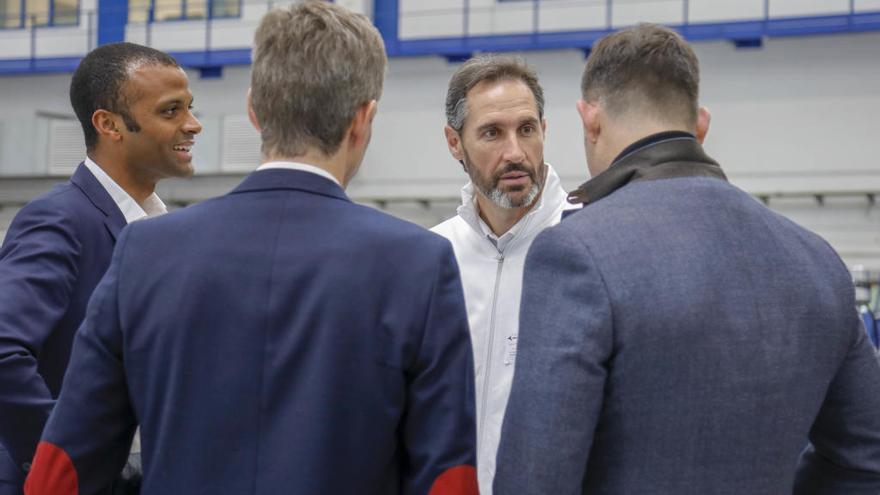 Molango dialoga con Moreno y Recio durante el acto en el hangar de Air Europa