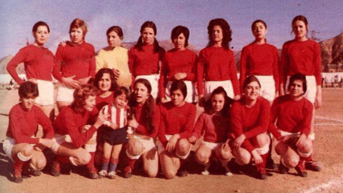 Pili, de amarillo. Marisa, la primera de la derecha en la fila de arriba. La tercera de su fila es Alicia, y le sigue Rosi. En la fila de abajo, entre el niño, están Manoli y Toñi