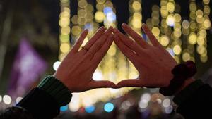 Archivo - Unas manos forman un triángulo (símbolo feminista), durante una manifestación por el 25N, a 25 de noviembre de 2023, en Barcelona, Catalunya (España).